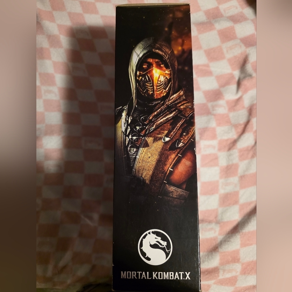 Mezco Toyz 2015 Mortal Kombat 12-inch Scorpion figure - Picture 3 of 7